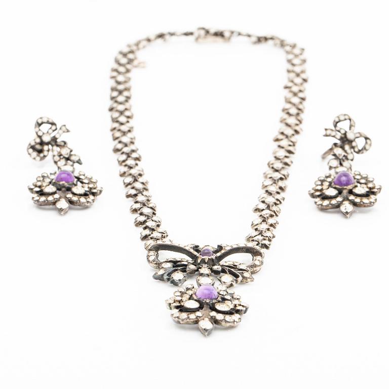 COLLIER samt ett par ÖRHÄNGEN, paste, ametister, silver, troligen 1900-talets första hälft, originaletui.