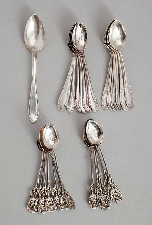 KAFFE- OCH MOCKASKEDAR, 27 st, silver, olika modeller, 1900-tal. Vikt ca 268 gram.