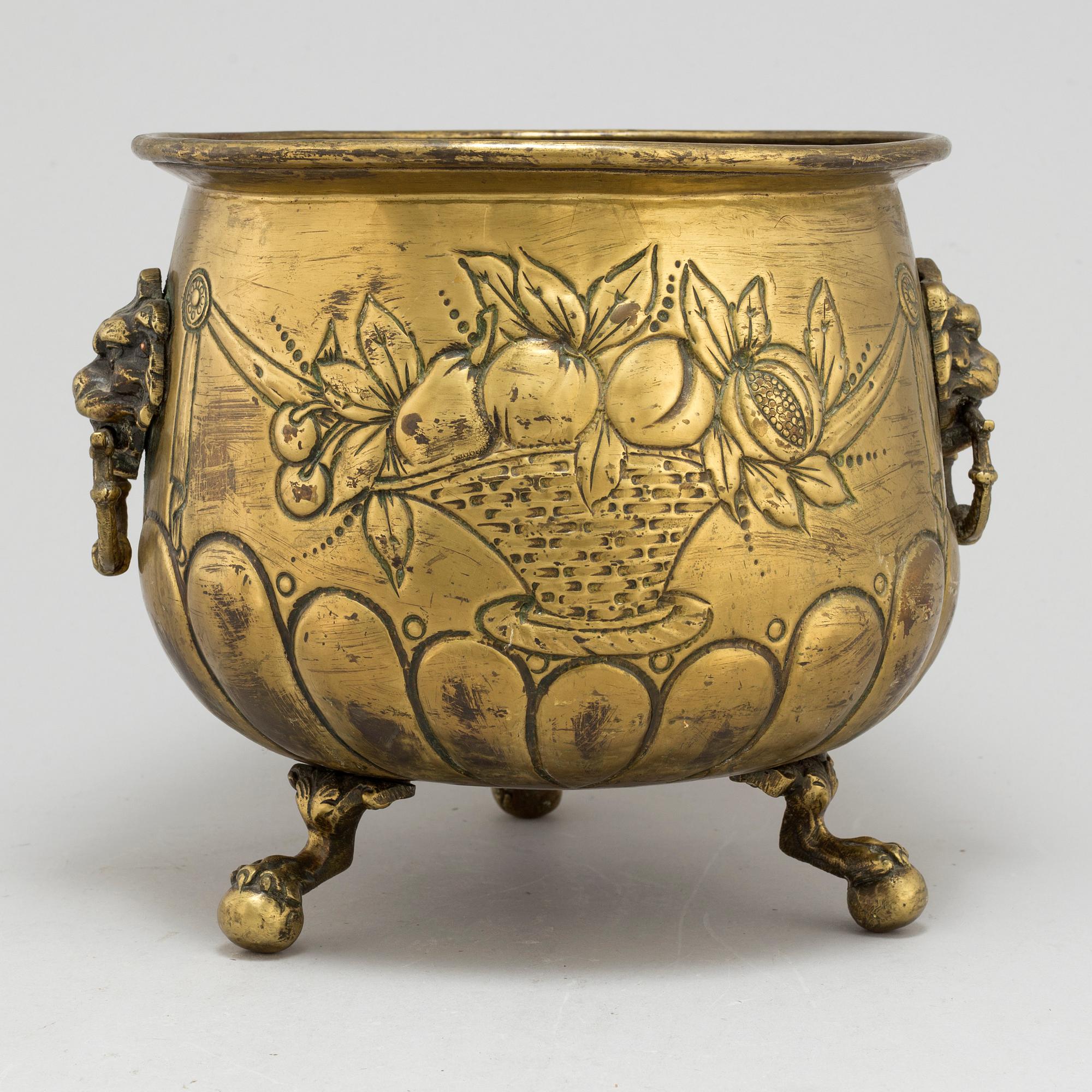 AN 18TH CENTURY BRASS FLOWER POT.