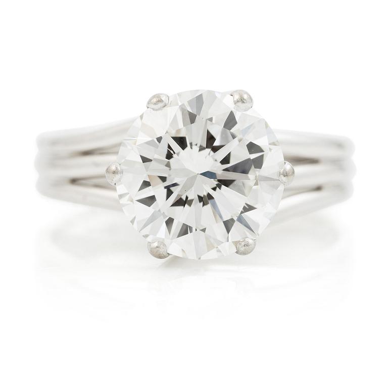 A ring in 18K white gold set with a round brilliant-cut diamond.