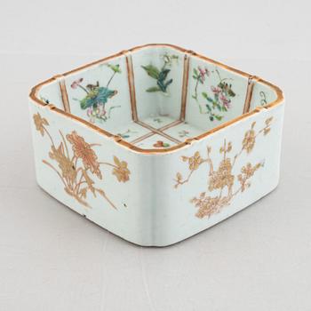 A Chinese porcelain bowl, late Qing dynasty.