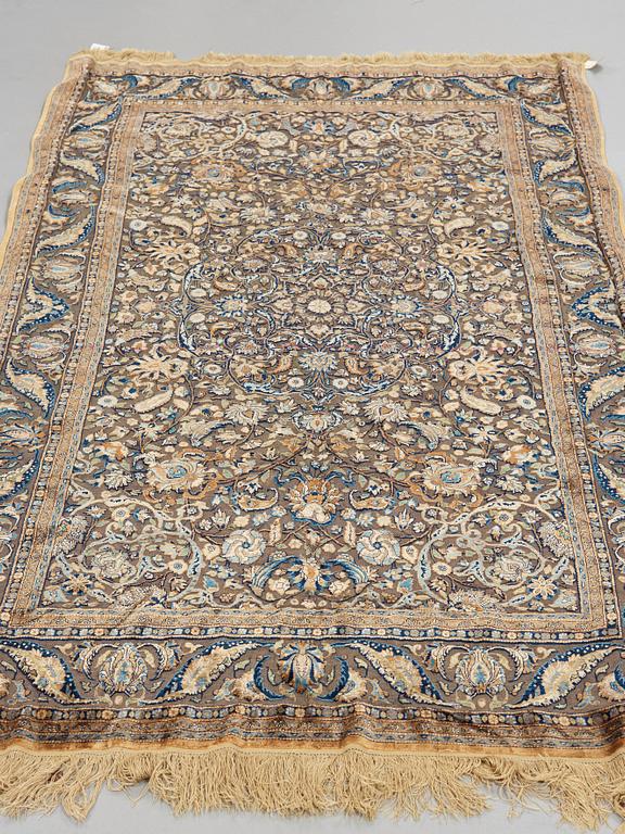 MATTA. Semiantik silke Keshan Souf (relief). 210 x 131,5 cm (samt en cm slätväv på varje kortsida).