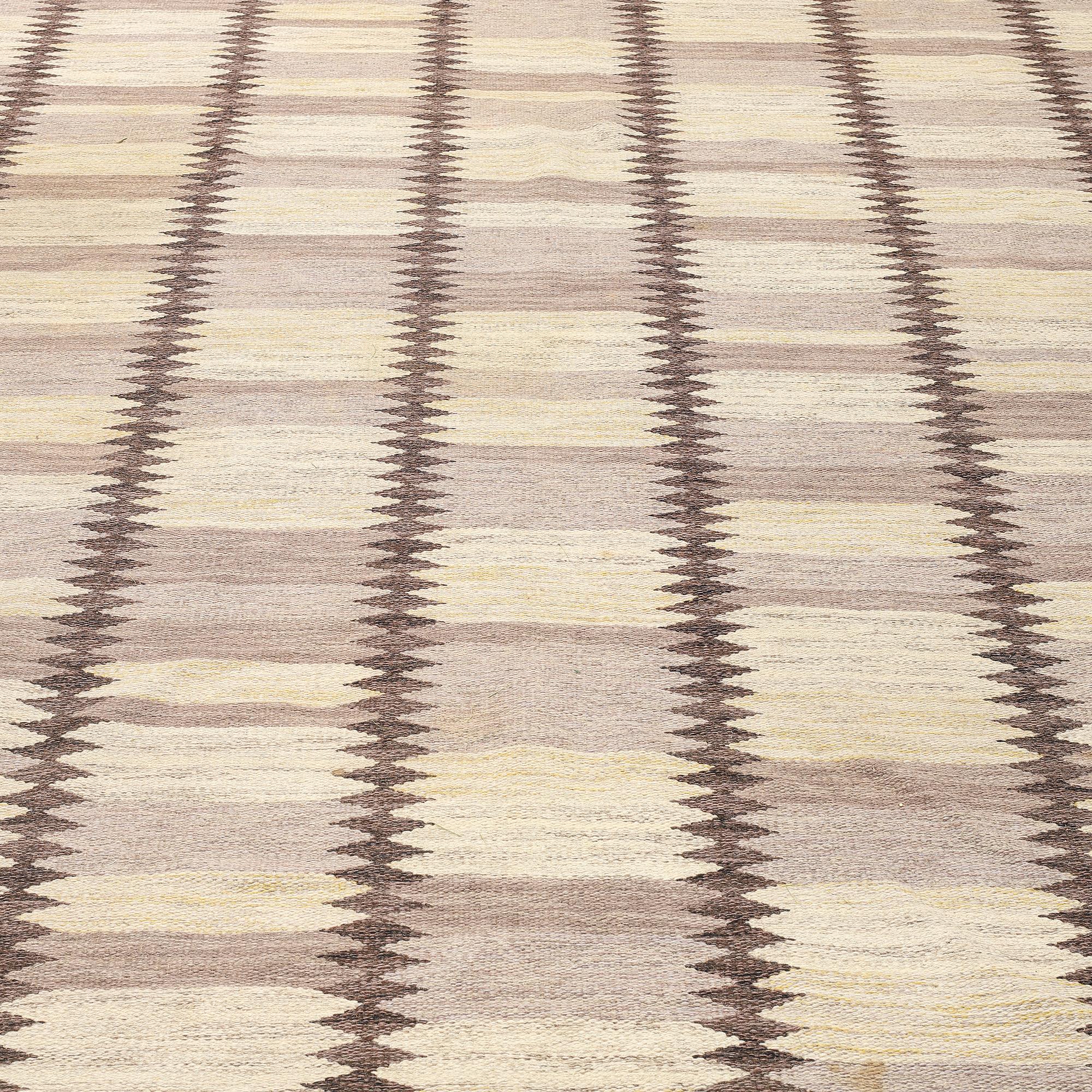 Berit Koenig, matto, "Viggen, grå", flat weave, ca 400,5 x 244 cm, signed BK SH.