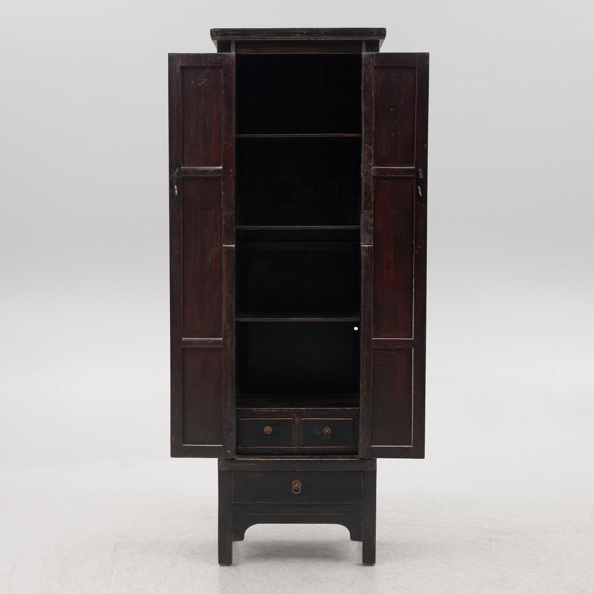 A Chinese cabinet, 20th century.
