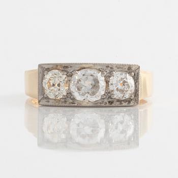 Ring in 18K gold with old-cut diamonds.