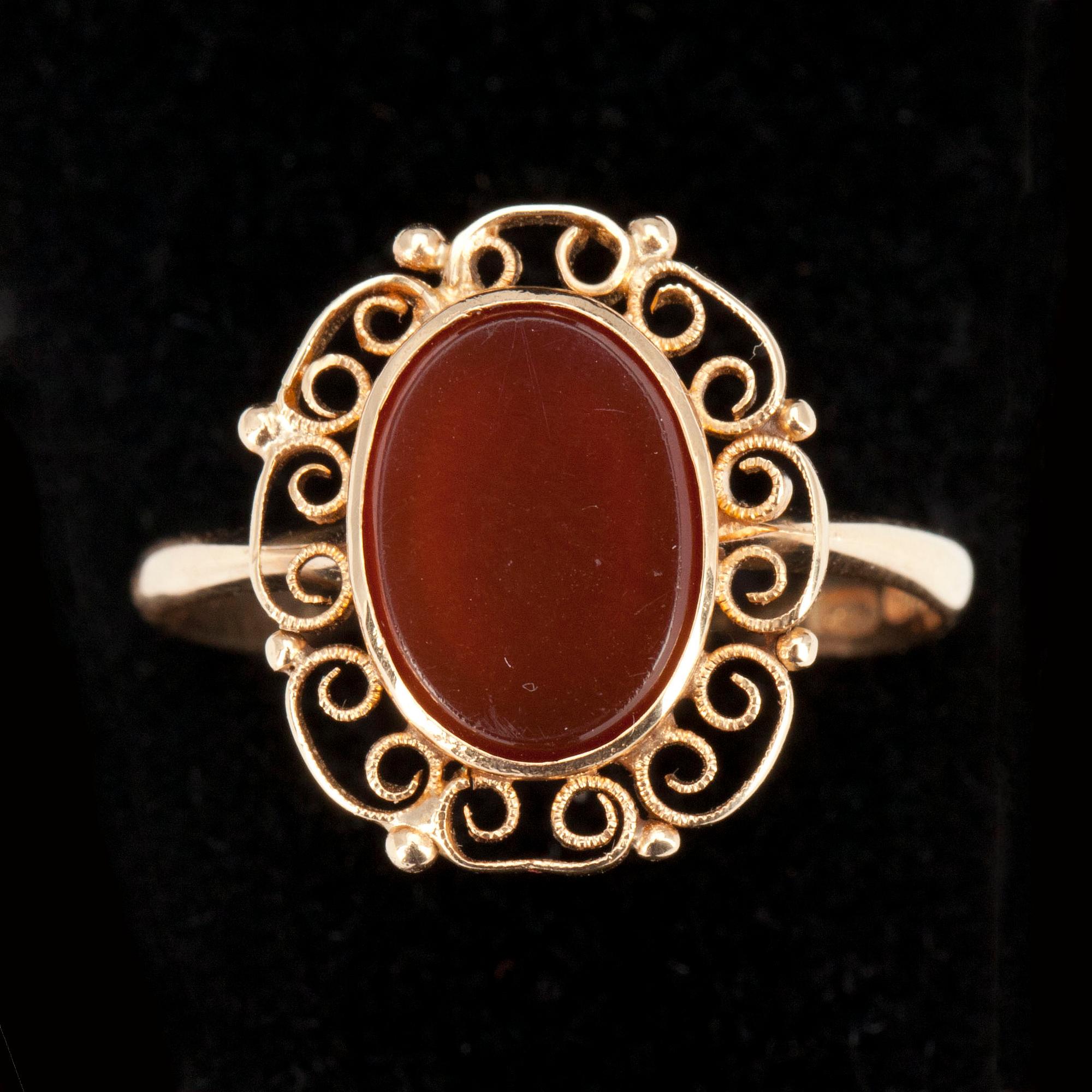 RING, guld 14K, karneol, Helsingfors 1949. Tot. vikt 3 g.