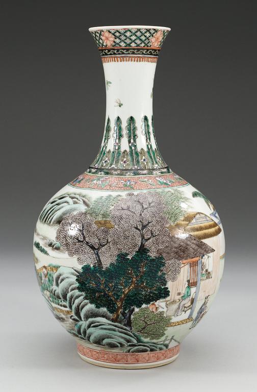 A famille verte vase, late Qing dynasty (1644-1912).