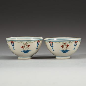 A pair of small wucai bowls, Qing dynasty (1644-1912).