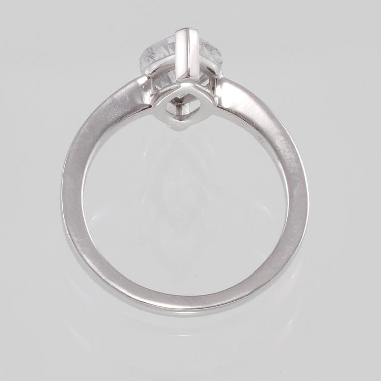 RING, 18K vitguld med navetteslipad diamant, ca 2.14 ct. Vikt 4.4 g.