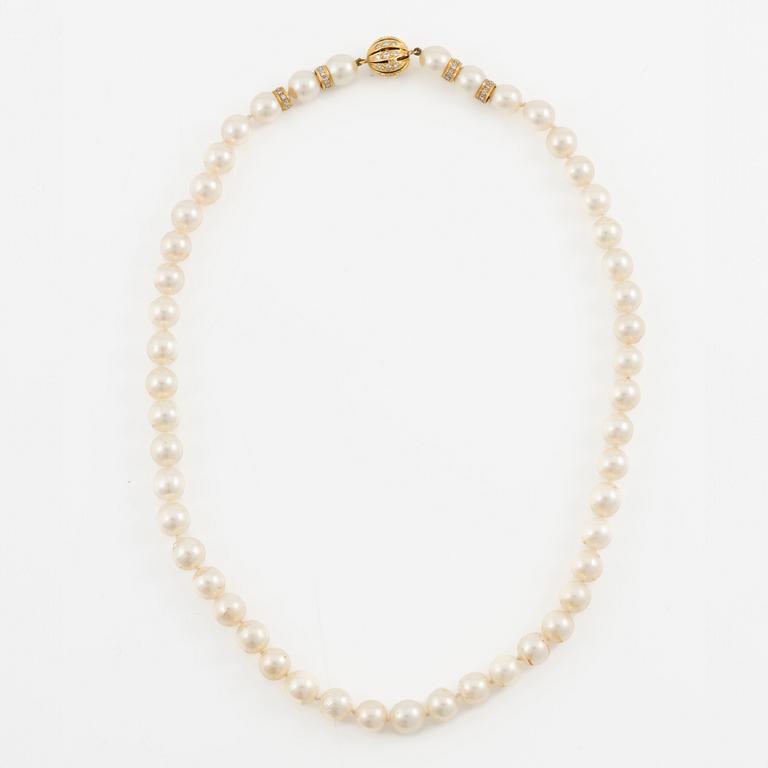 Necklace of cultured pearls, clasp in 18K gold set with eight-cut diamond and dividers with round brilliant-cut diamonds.