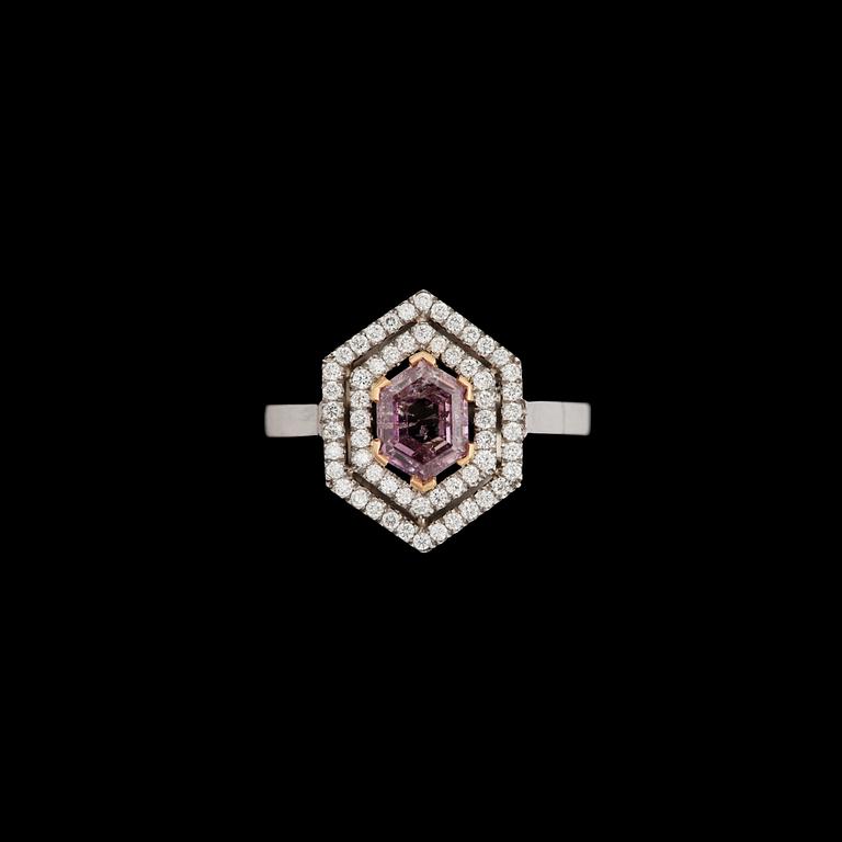 RING med Fancy Deep Brownish Purple Pink diamant 0.86 ct omgärdad av färglösa diamanter totalt ca 0.30 ct.