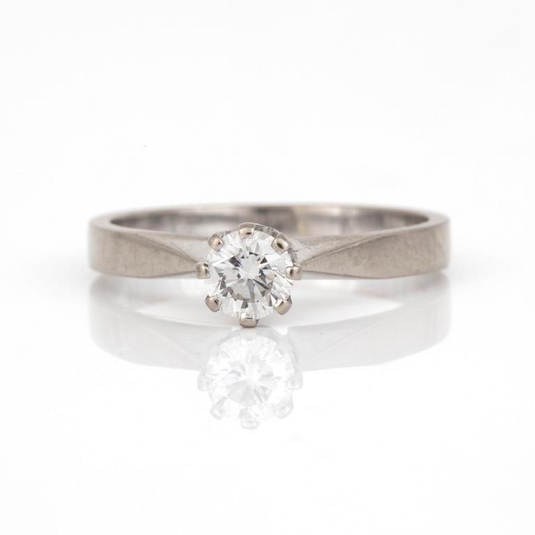 RING, 18 k vitguld, 0,4 ct enl gravyr.