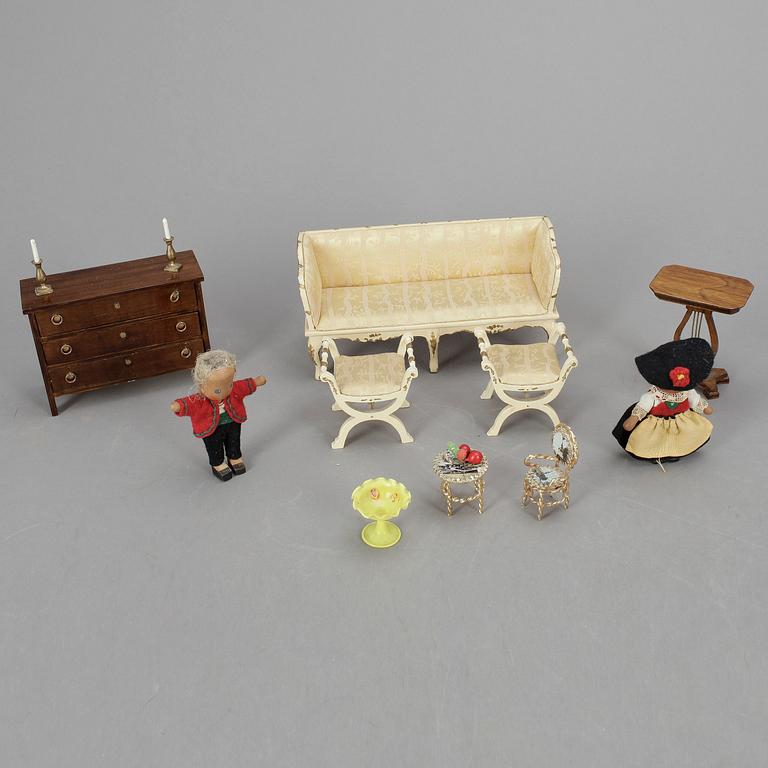 DOCKSKÅPSMÖBLER, 18 delar + tillbehör, Nolbyn, värmländskt hantverk, 1950-tal.