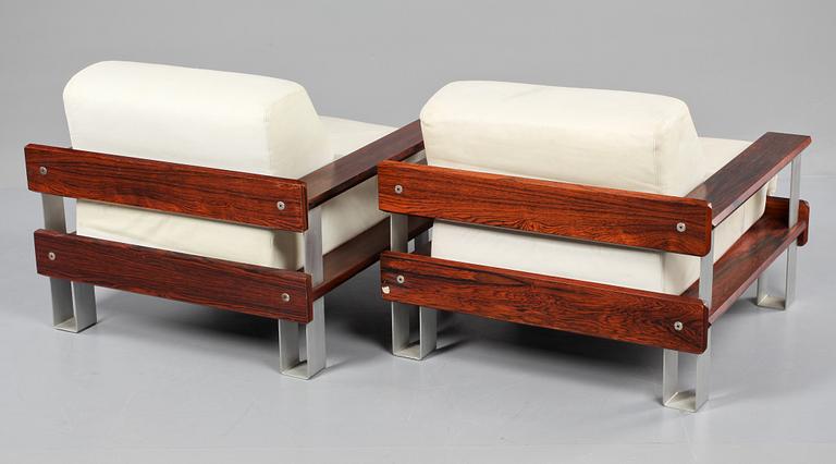 FÅTÖLJER SAMT FOTPALLAR, ett par, omkring 1970.