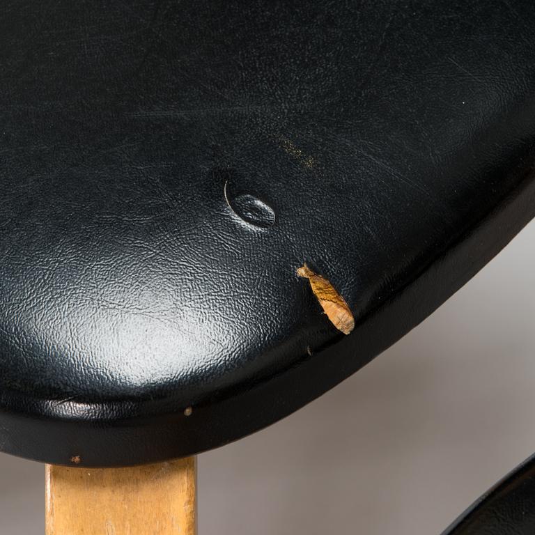 Alvar Aalto, stolar, ett par, modell E 69 för O.Y. Huonekalu- ja Rakennustyötehdas A.B. 1960-tal.