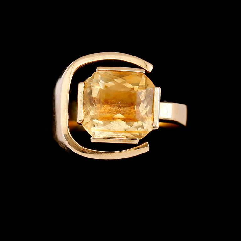 RING, 18 k guld, citrin. Total vikt ca 19 g.
