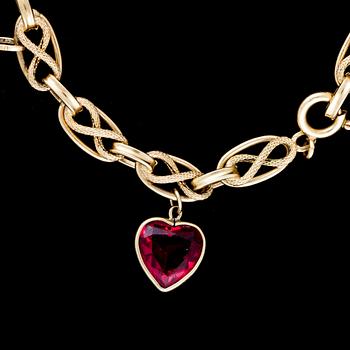 ARMBAND, 18k guld med berlocker. Vikt ca 21 g.