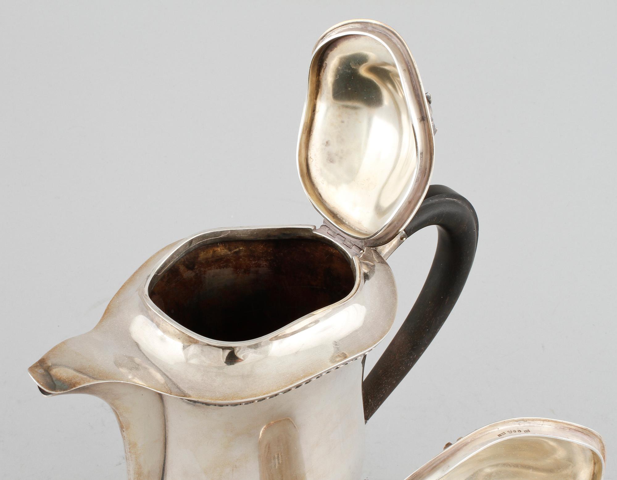 A koffee set in silver in two pieces by Erik Råström from Stockholm from 2947, weight 1040 grams.