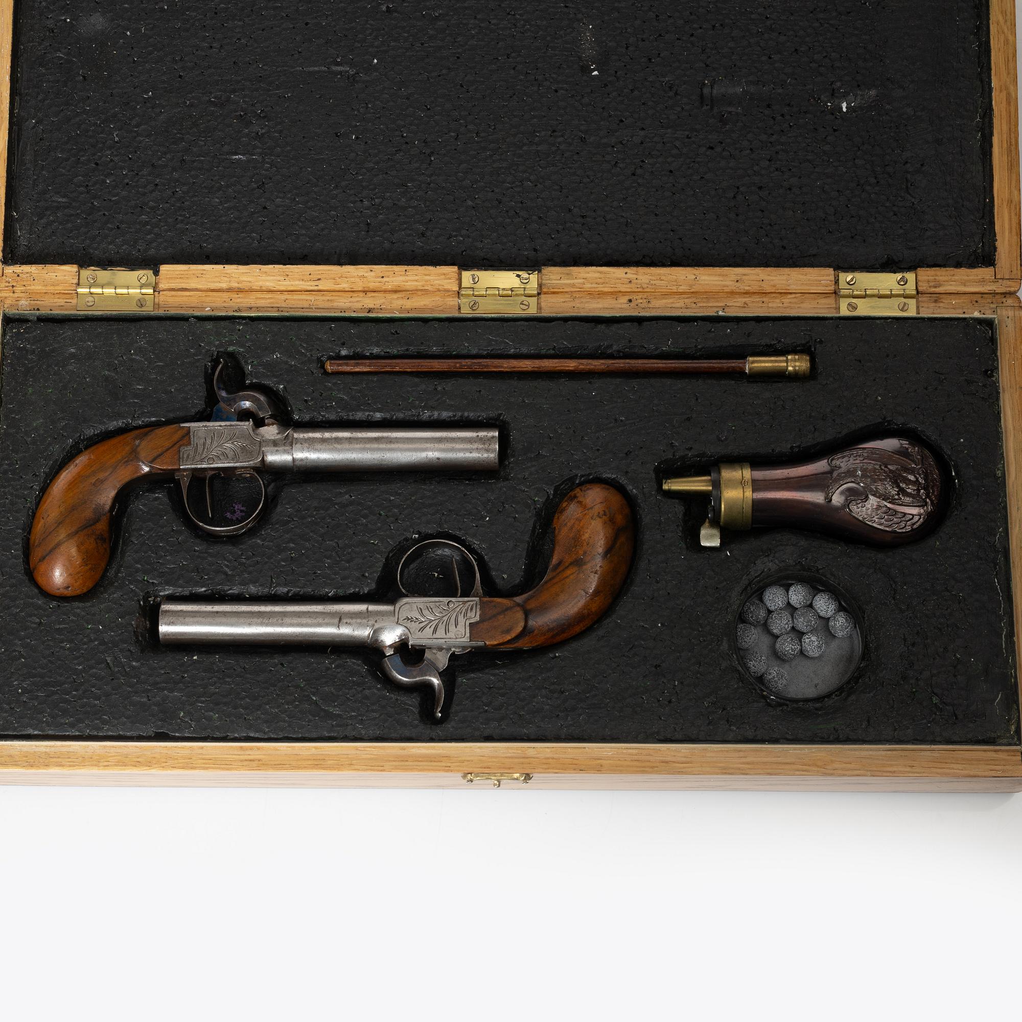 Slaglåspistoler ett par, belgiska, i schatull, 1800-talets mitt.