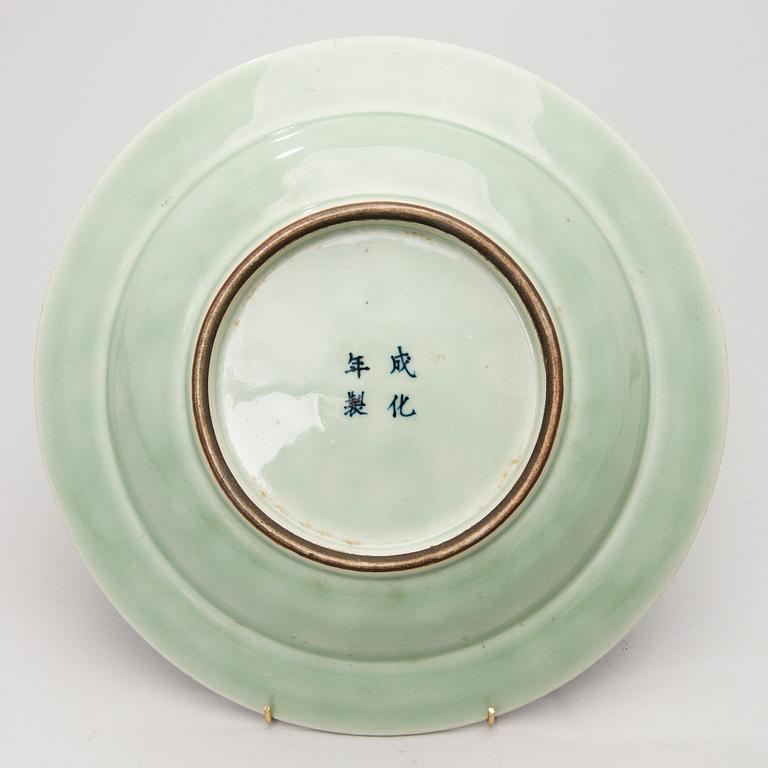 A Chinese porcelain dish from the latter half of the 19th century.