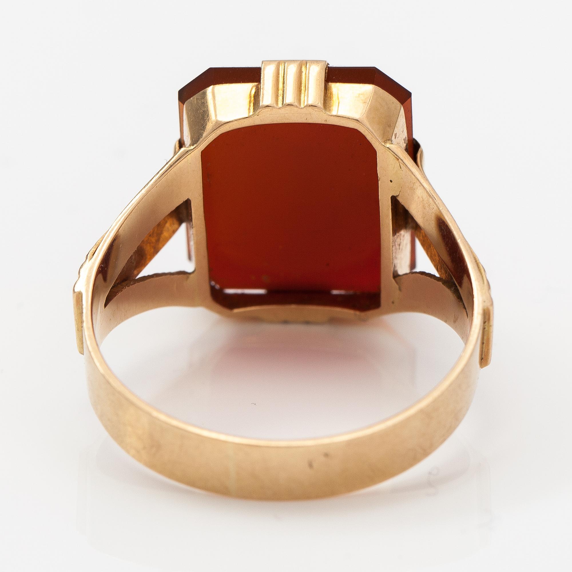 A 14K gold sinet ring with a carneol. Kultateollisuus, Turku 1951.