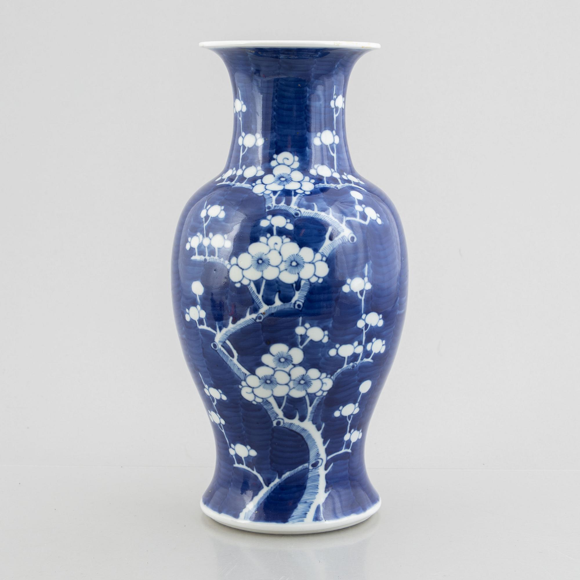 Four porcelain pieces, China, 19th and 20th century.