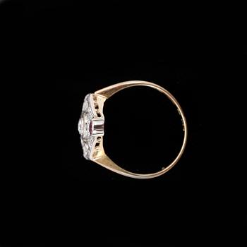 RING, Art Déco, rubin, briljanter och 18K guld. Guldringen Gustav Adolf Hamnstedt, Stockholm 1933. Tot ca 2.8 g.
