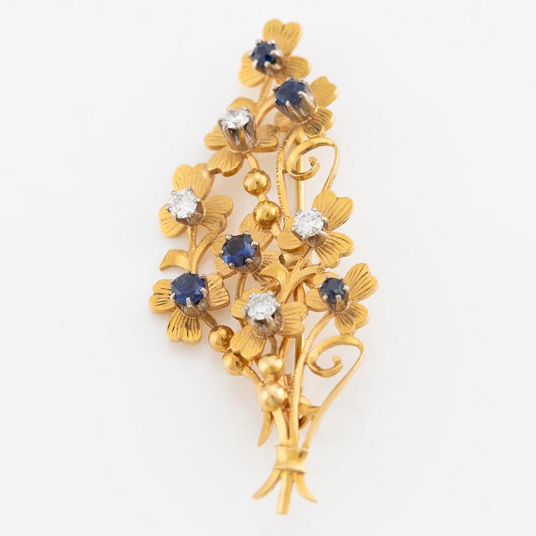 Brooch, 22K gold with sapphires and brilliant-cut diamonds.