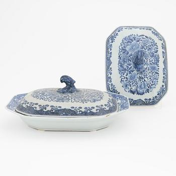 A blue and white tureen stand and two covers, Qing dynasty, Qianlong (1736-95).