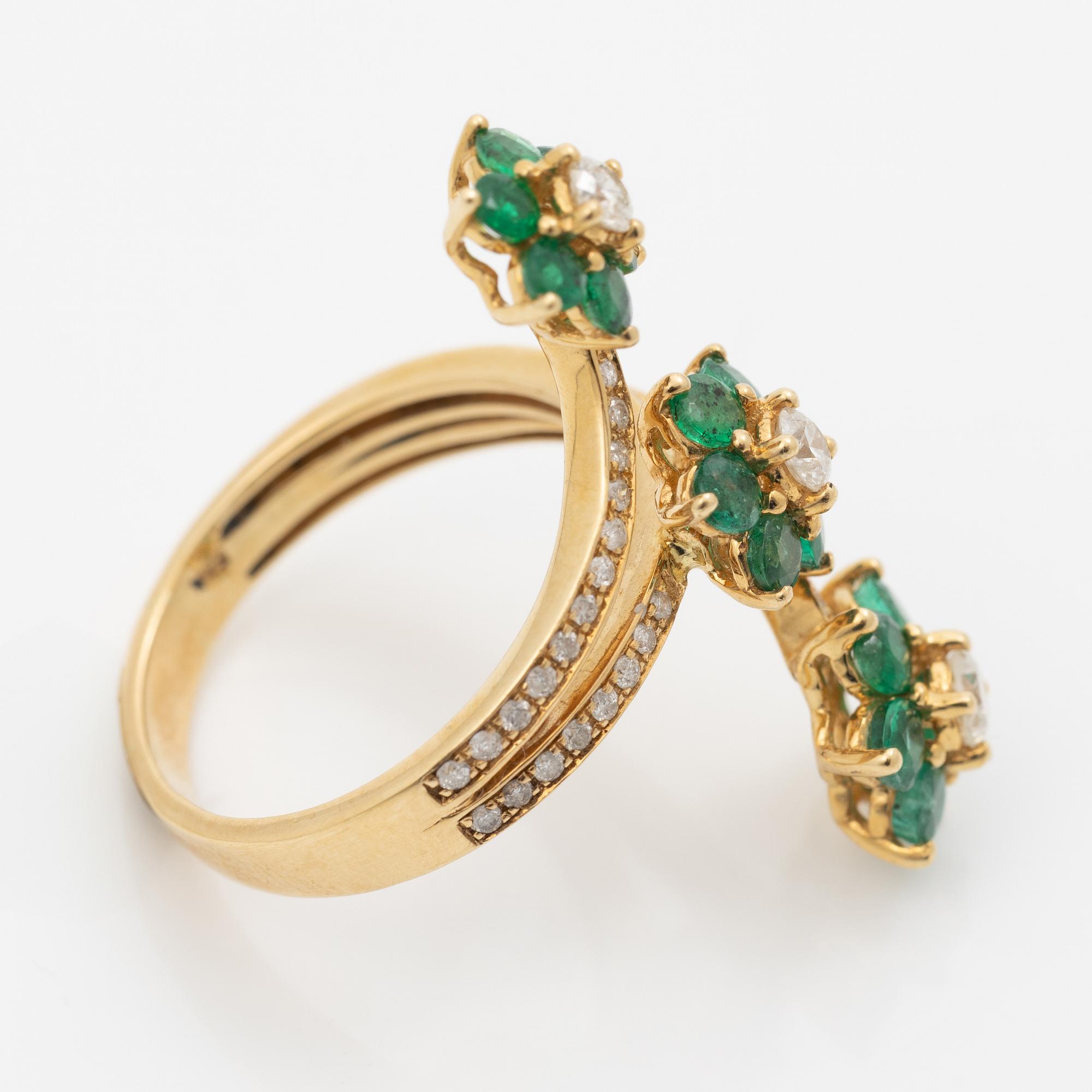 Ring, 18K gold with emeralds and brilliant-cut diamonds.