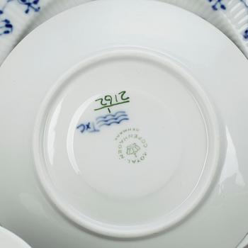 SERVISDELAR, 82 delar, porslin, "Musselmalet" Royal Copenhagen, 1900-talets andra hälft.
