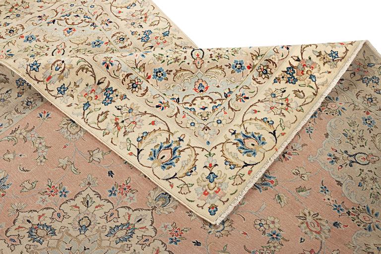 A Kashan crpet, a. 284 x 181 cm.