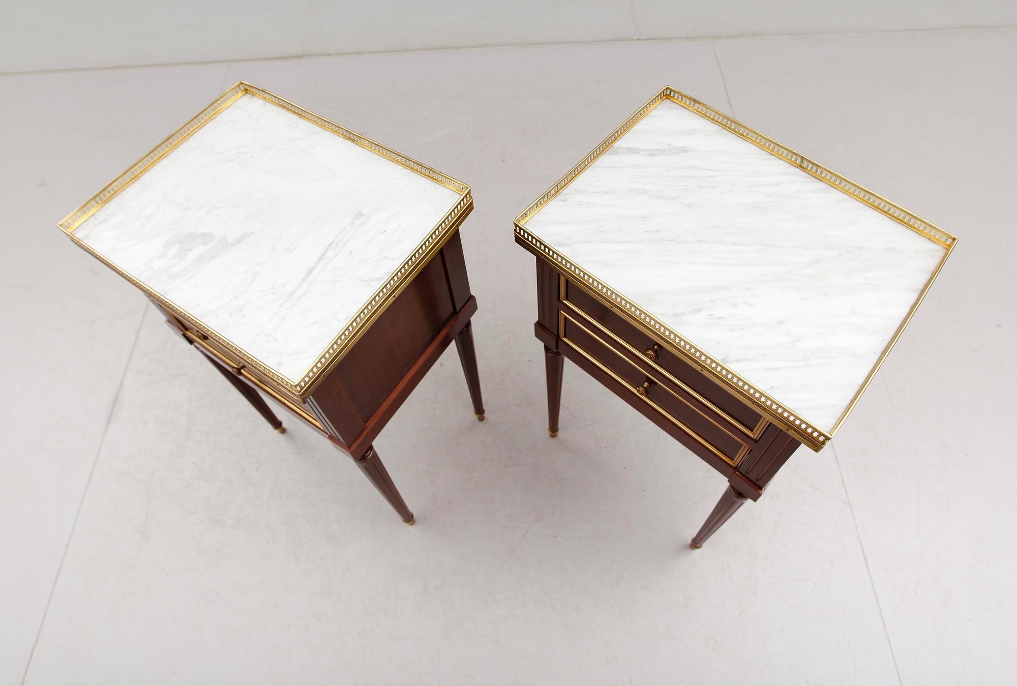 SÄNGBORD, 1 par, gustaviansk stil, 1900-talets andra hälft.