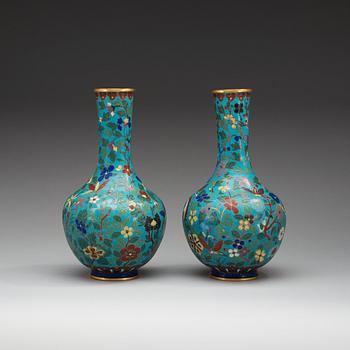 A pair of cloisonné vases, Qing dynasty.