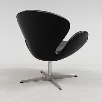 ARNE JACOBSEN, fåtölj, "Svanen", för Fritz Hansen 2001.