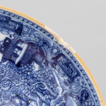 A group of Chinese porcelain, Kangxi (1662-1722) and Qianlong (1736-95). 13 pieces.