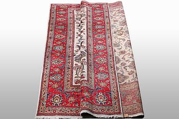 A carpet, Sarouk, ca 397 x 298 cm.