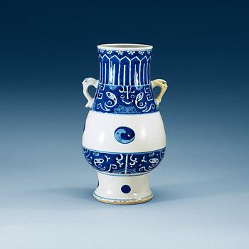 A blue and white vase, Qing dynasty, Kangxi (1662-1722).