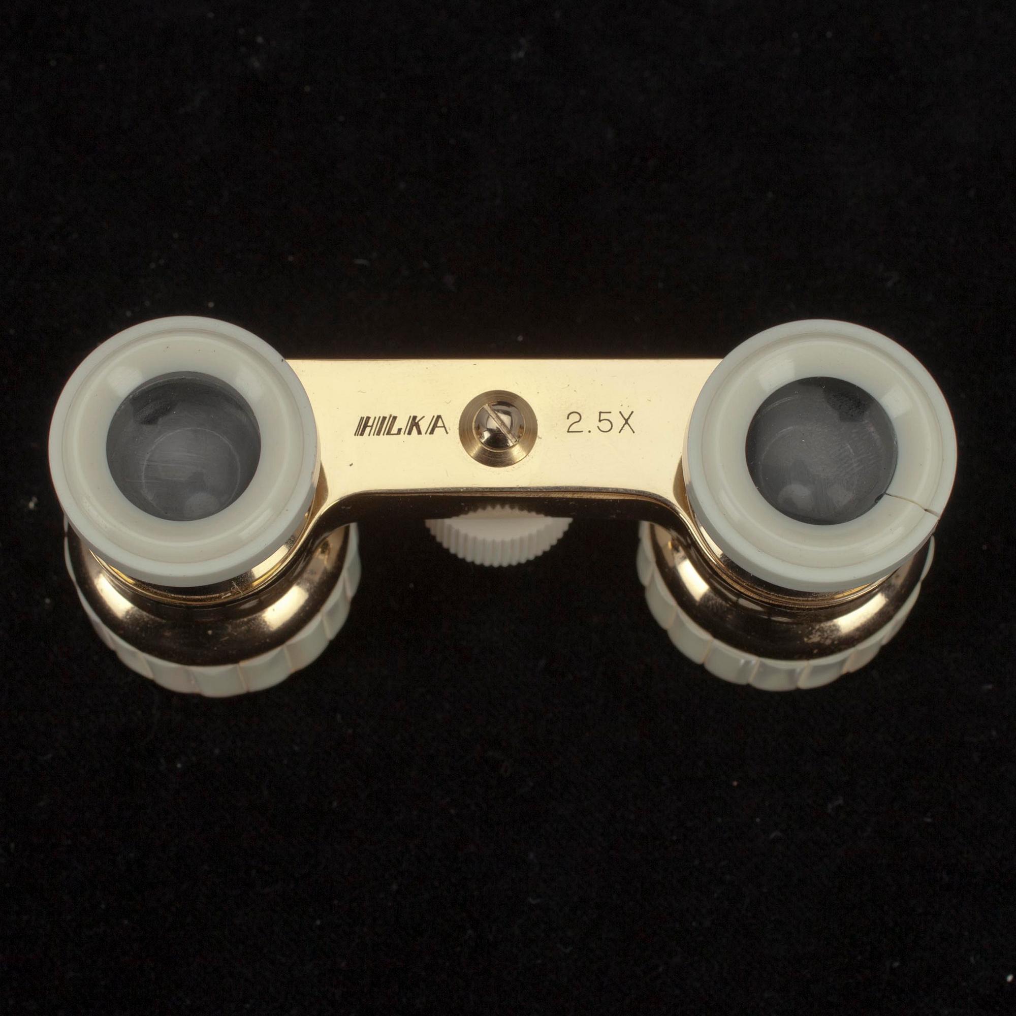 TEATERKIKARE, Hilka, 1900-tal, dekor i pärlemo, stomme i guldfärgad metall och vit plast.