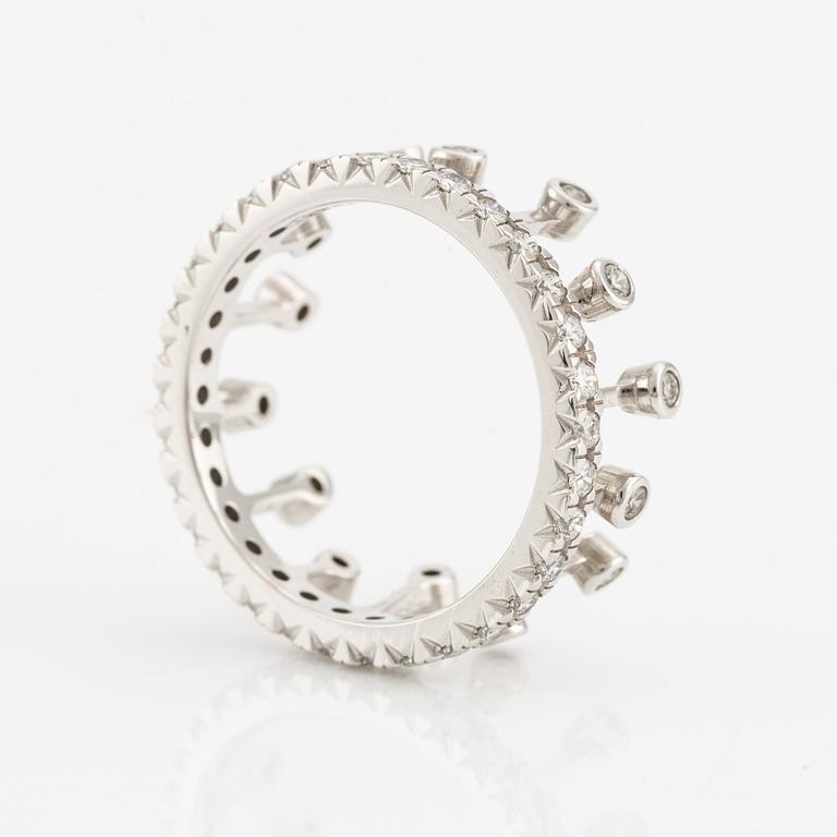 Ring in the shape of a crown, white gold with brilliant-cut diamonds.