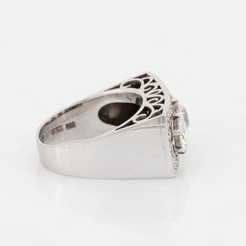 Ring 18K vitguld med gammal- och åttkantslipade diamanter.
