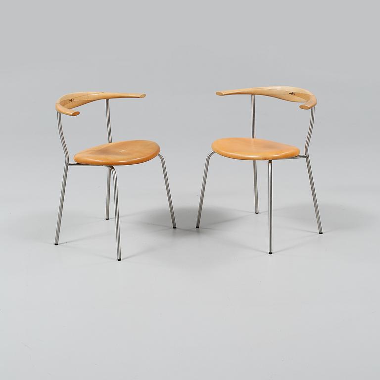 STOLAR, ett par, PP 701, Hans J Wegner, modell formgiven 1965.