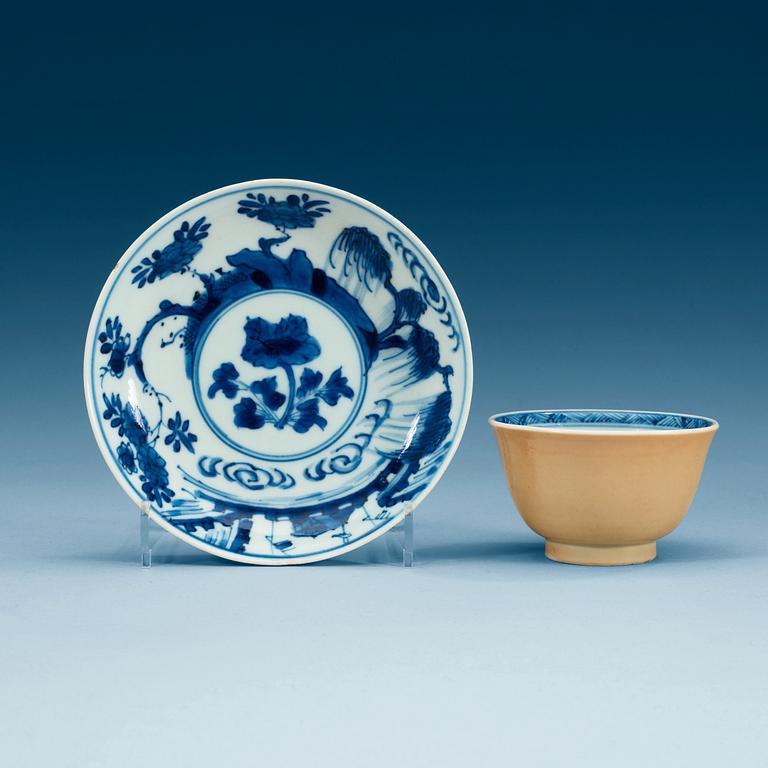 A blue and white/cafe au lait cup and saucer, Qing dynasty, Kangxi (1662-1722).