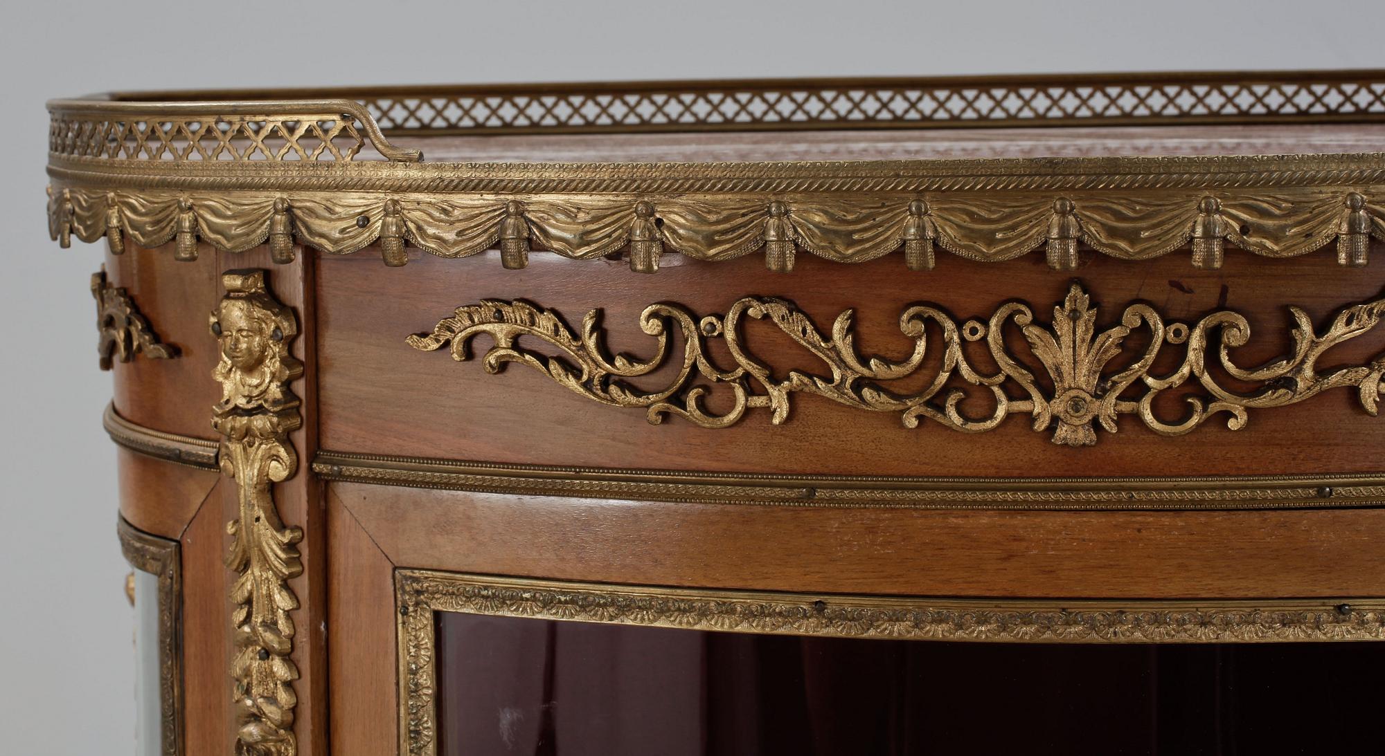 VITRINSKÅP, Louis XV-stil, 1900-talets första hälft.