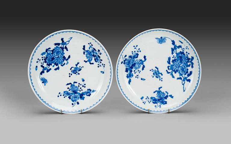 A PAIR OF BLUE AND WHITE DISHES.