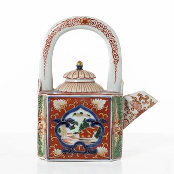 Tallrikar, fyra stycken, samt tekanna med lock, porslin. Japan, Meiji (1868-1912).