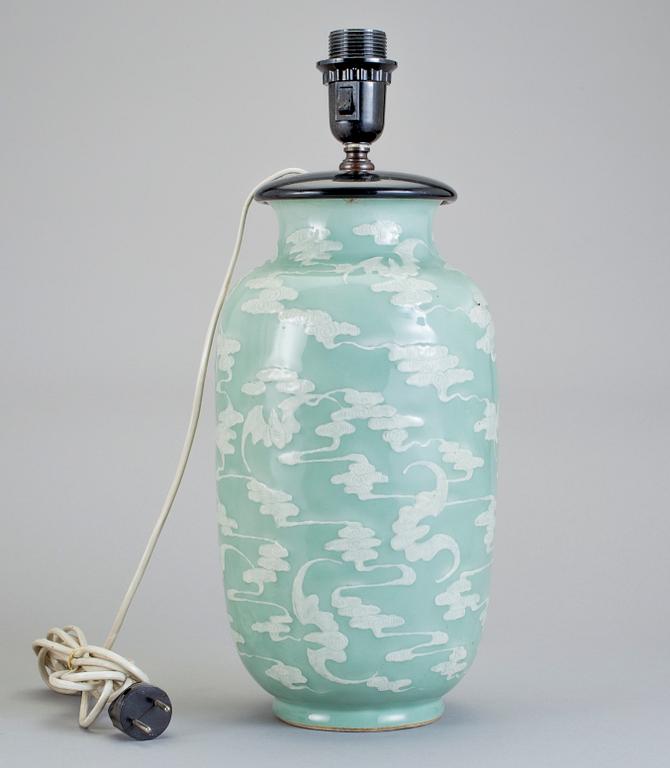 BORDSLAMPA, porslin, Kina, 1900-tal.