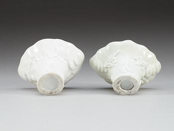 VINOFFERBÄGARE, två stycken, blanc de chine. Qing dynastin, Kangxi (1662-1722).