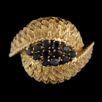 RING, 18k guld med 12 små safirer. Vikt ca 8,9 gram.