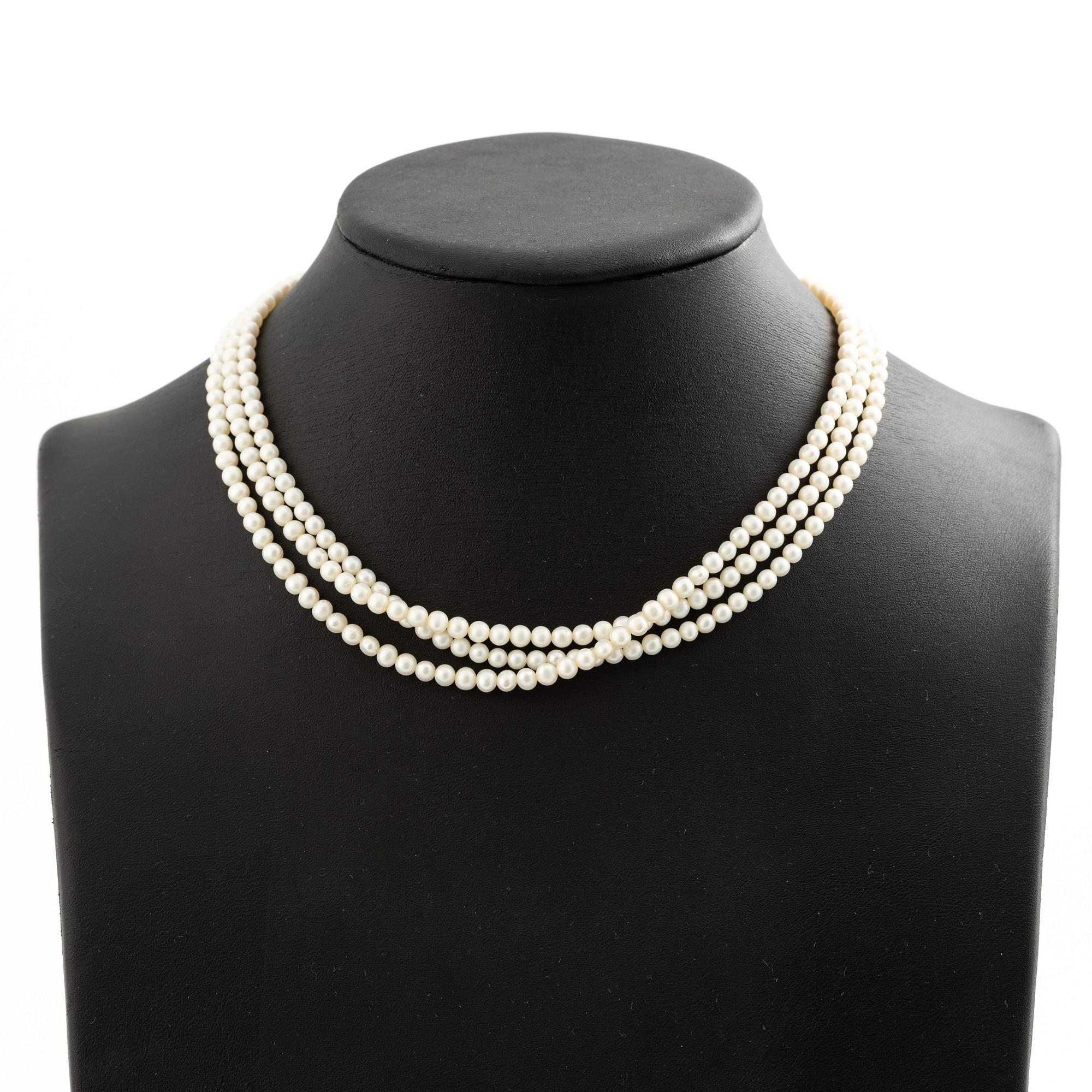 Pearl necklace, cultured pearls, clasp 14K gold.